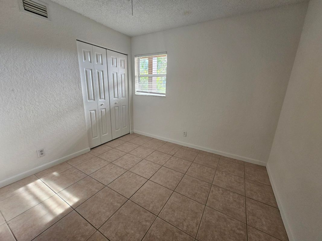 Building Photo - 120 Sparrow Dr