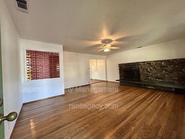 Building Photo - 209 Willow Ave