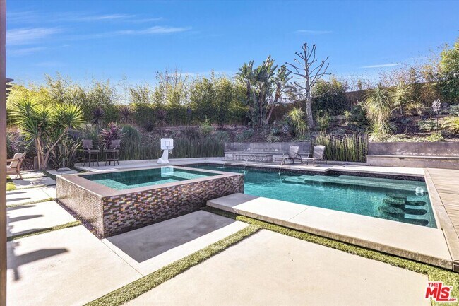 Building Photo - 577 Comet Ave