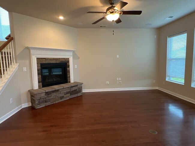 Building Photo - 579 Crossland Dr