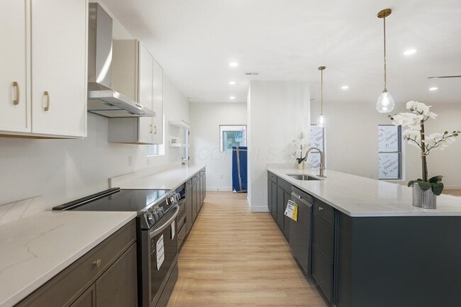 Building Photo - 412 St Clair Ave