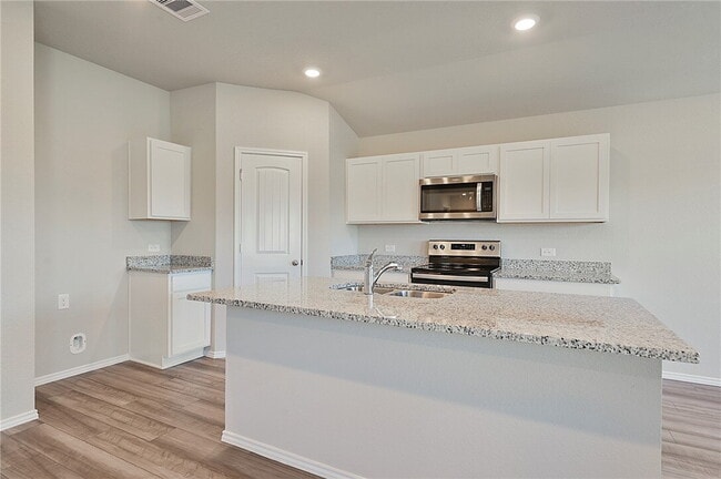 Building Photo - Small city charm close to big city commute!