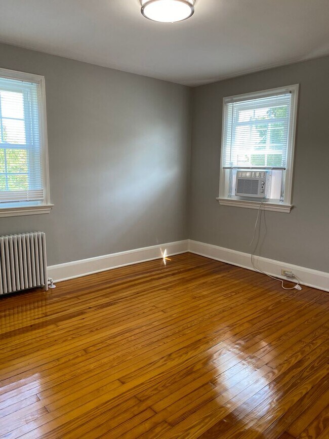 Building Photo - Updated 3 bedroom, 1.5 bathroom single fam...