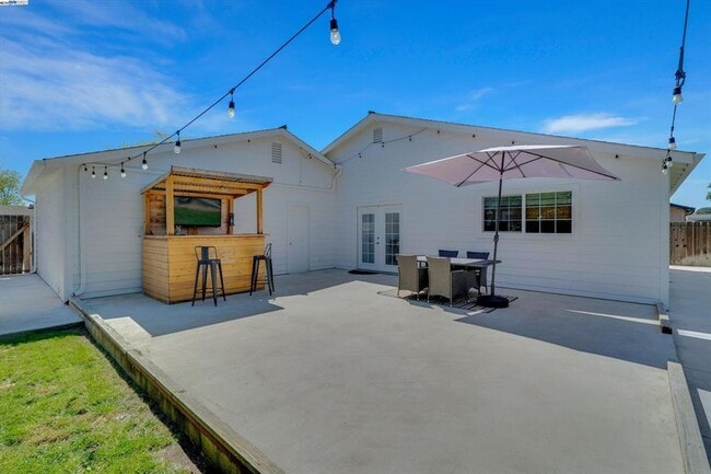 Building Photo - Live in a Modern Luxury 3BR/2BA Home with ...