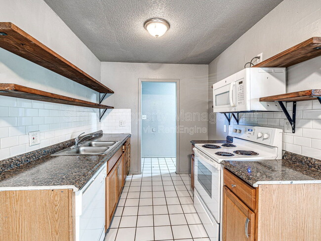 Building Photo - 601 N Wisconsin Ave