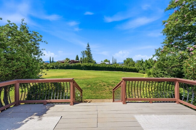 Building Photo - Beautiful Executive Level Rental on Golf Course