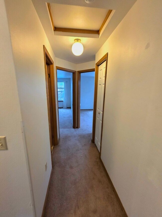 Building Photo - Federal Way tri-level rental home - 3 bedroom plus den, 3 bathrooms, 2 car garage, Available NOW!