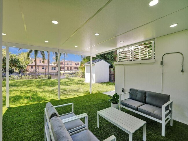 Building Photo - 210 NE 85th St