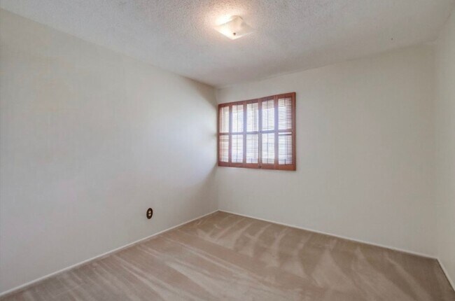 Building Photo - Charming 3 Bedroom Home in Serra Mesa