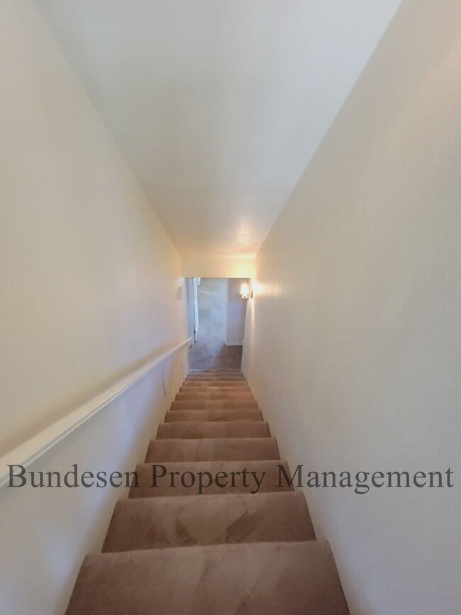 Building Photo - 5 Bedrooms  Desirable Westside Petaluma !