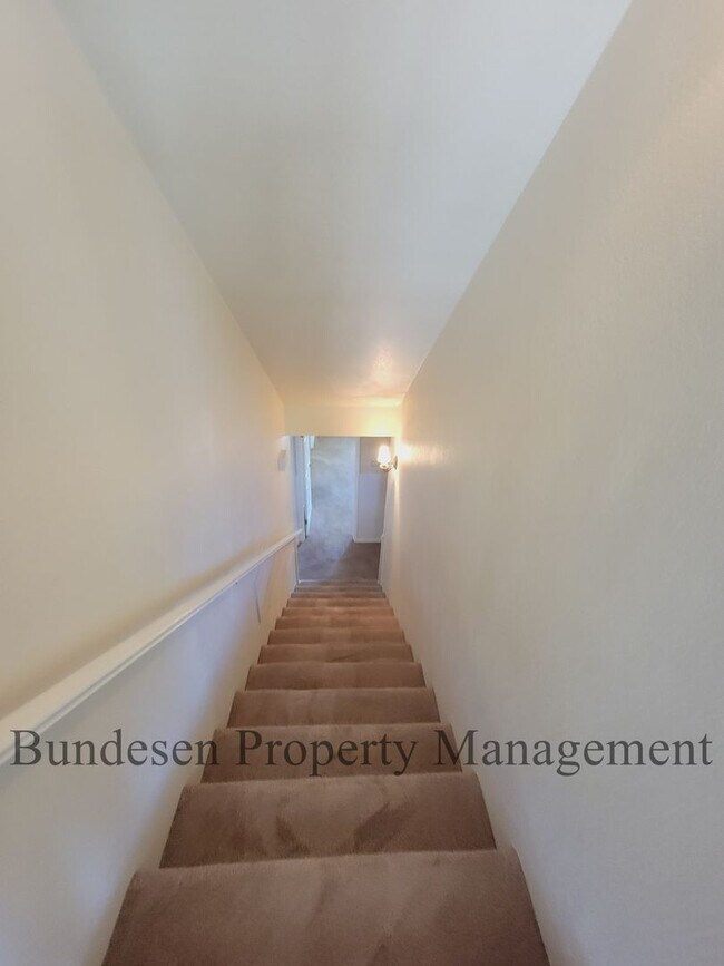 Building Photo - Spacious Westside 5BR Home in Petaluma - E...