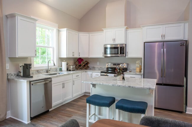 Building Photo - 2202 Elkridge Dr