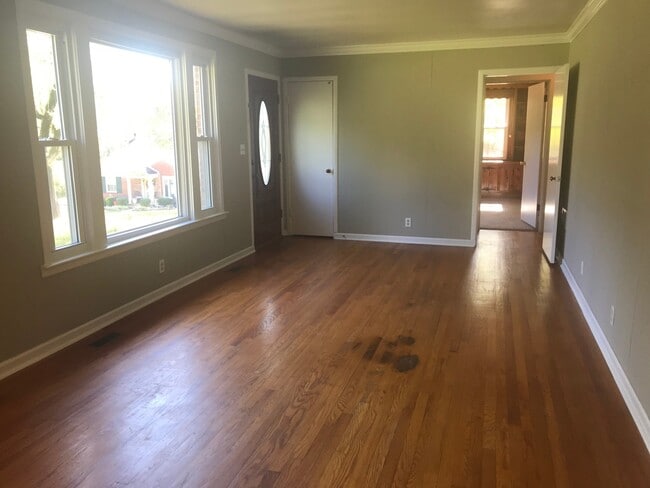 Building Photo - 3 Bedroom Pet Friendly Home For Rent!