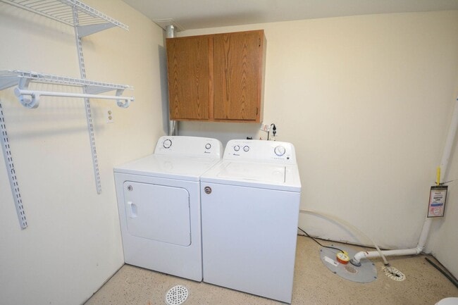 Building Photo - Pet friendly home in Country Club Manor w/fenced yard!