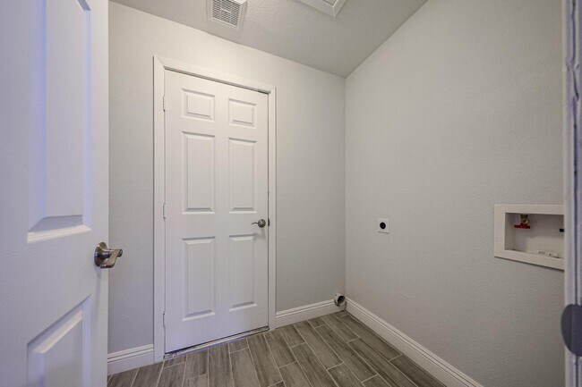 Building Photo - 11207 S Iroquois Dr