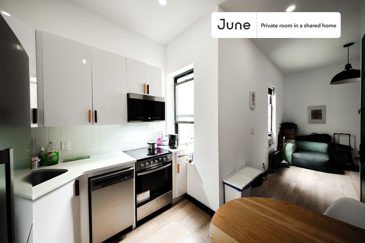 Building Photo - Room in Shared 3 bed/3 bath home