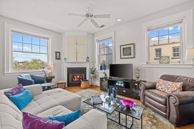 Building Photo - Amazing Garden-Style Condo Available NOW! ...