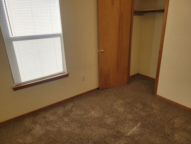 Building Photo - Available Now schedule a TOUR NOW!!