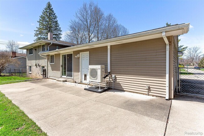 Building Photo - 25690 Glamorgan Dr