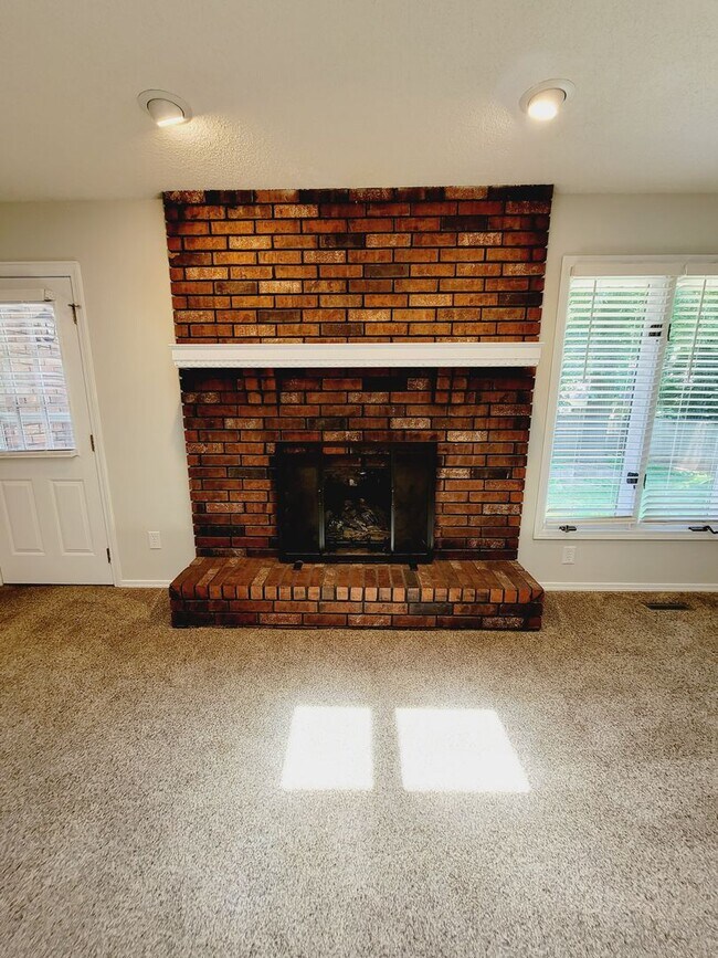 Building Photo - Primrose Market Place Area - Mission Hills Subdivision