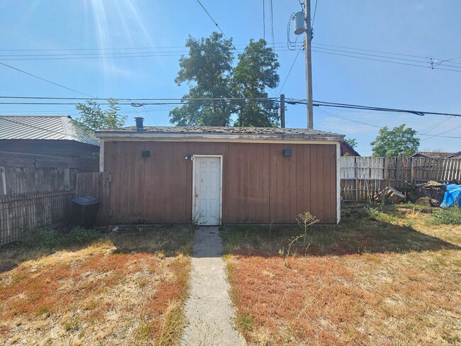 Building Photo - $1,650 - 3 Bed / 1 Bath Charming Home near...