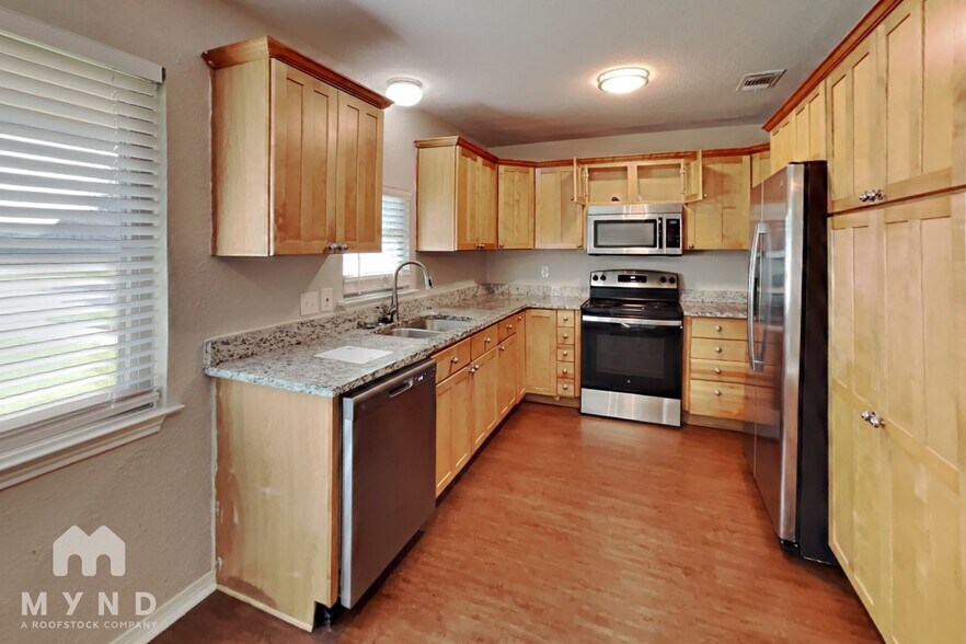 Building Photo - 461 NW Charlyne Dr