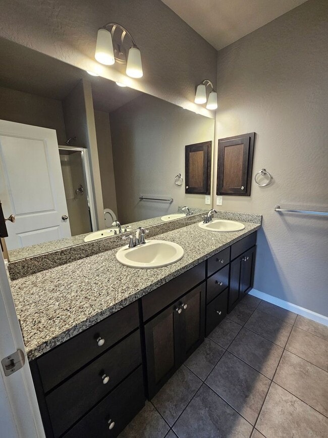 Building Photo - Beautiful 3 Bedroom Townhouse! Won't Last!