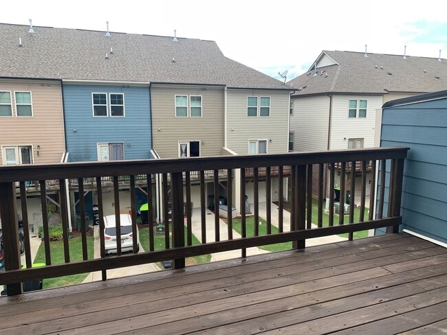 Building Photo - PRIME LOCATION, 3 Bedrooms Suites Apex TH Near HWY, Schools, Shops and Community Amenities!