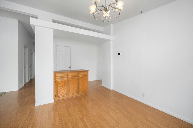 Building Photo - 351 Lark Dr