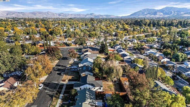 Building Photo - 2438 Upland Dr