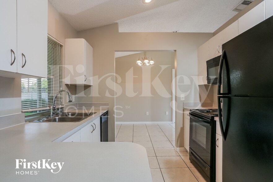 Building Photo - 2514 SW Monterrey Ln