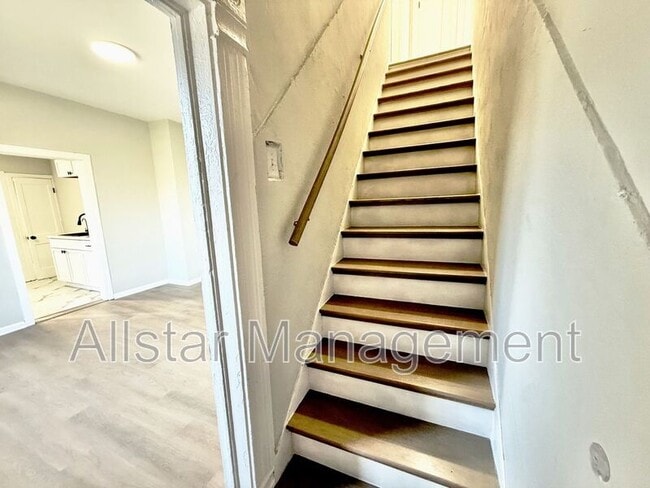 Building Photo - 924 Spring Ave NE