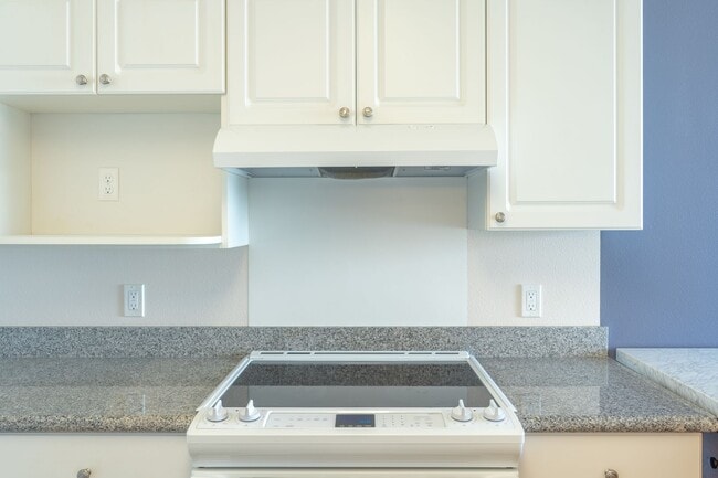 Building Photo - 1 Bdrm / 1 Bath condo with (2) AC (801 SOU...