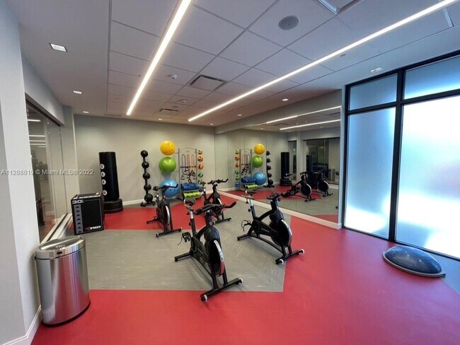 Building Photo - 401 Hialeah Dr