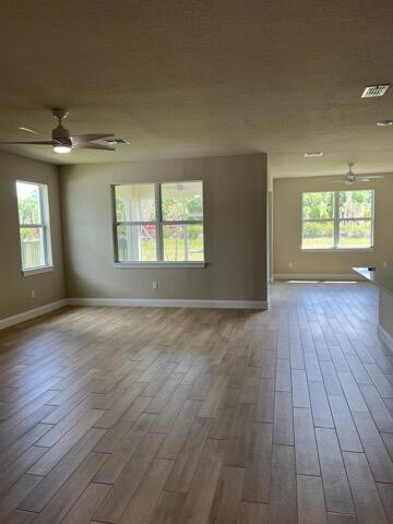 Building Photo - 6784 Cloverdale Ave