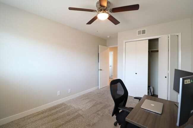Building Photo - 586 Poppy Ln