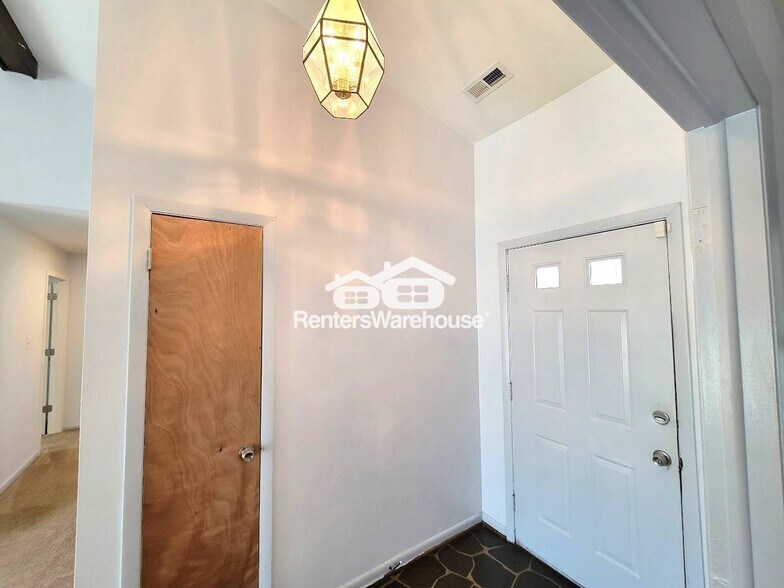 Building Photo - 1412 Bayberry Ct S