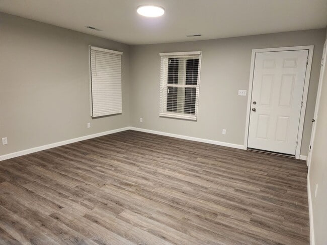 Building Photo - Beautiful 4 bedroom 2 bathroom home with g...