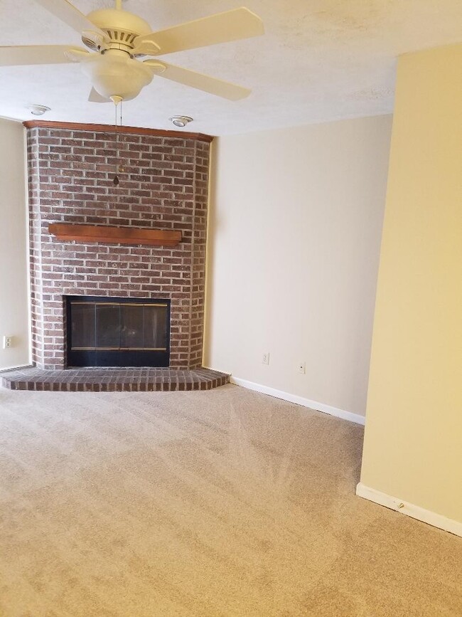 Primary Photo - 2 Bedroom/1.5 Bath Townhouse for Rent! $13...