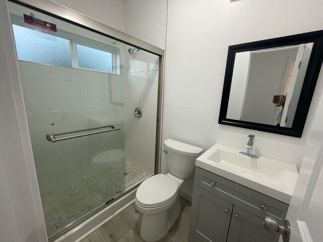 Building Photo - 4BD/2BA, Quick Walk to Campus!