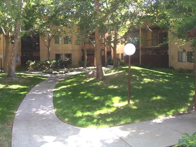 Building Photo - Beautifully Renovated Lakeside Plaza Condo...