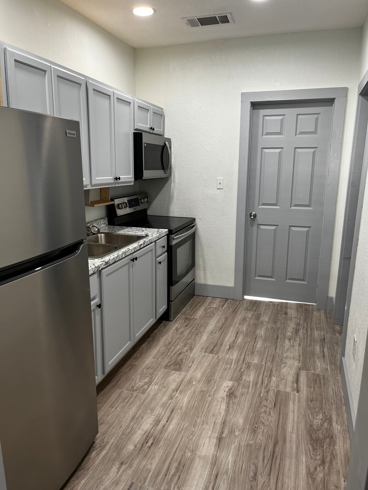 Building Photo - 1914 W Wildwood Dr