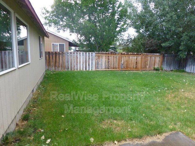 Building Photo - 737 NE Nickernut Ave