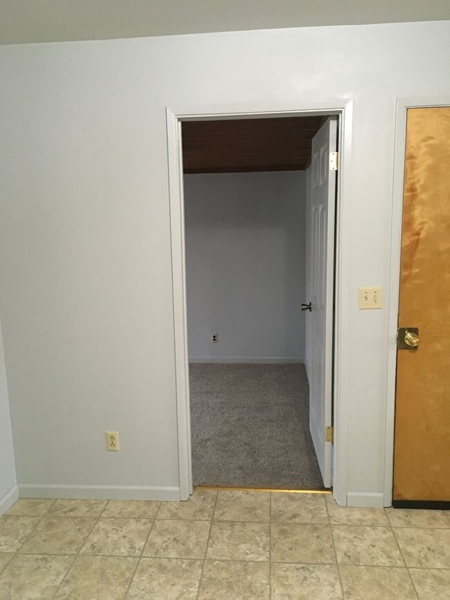 Building Photo - South Redding 3 Bedroom Home
