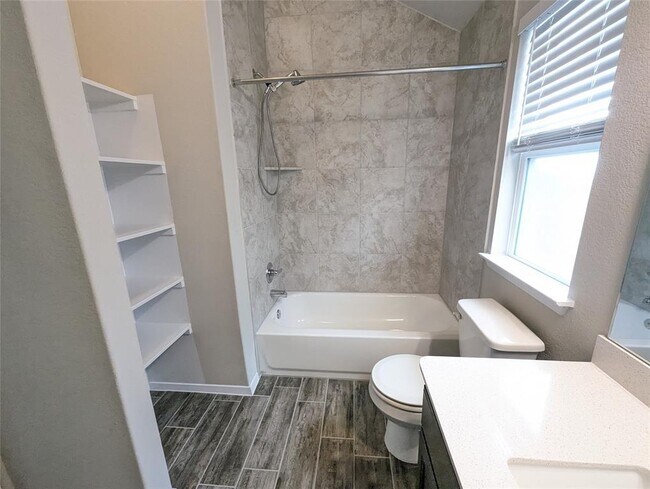 Building Photo - 212 Rollingwood Dr