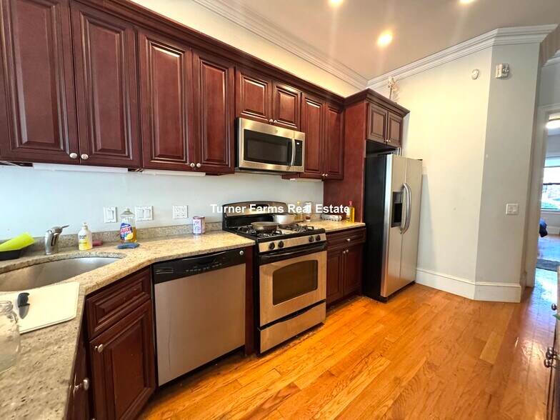 Building Photo - 1087 Beacon St