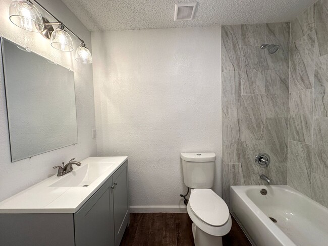 Building Photo - Updated 3 Bed/ 2 Bath Available!