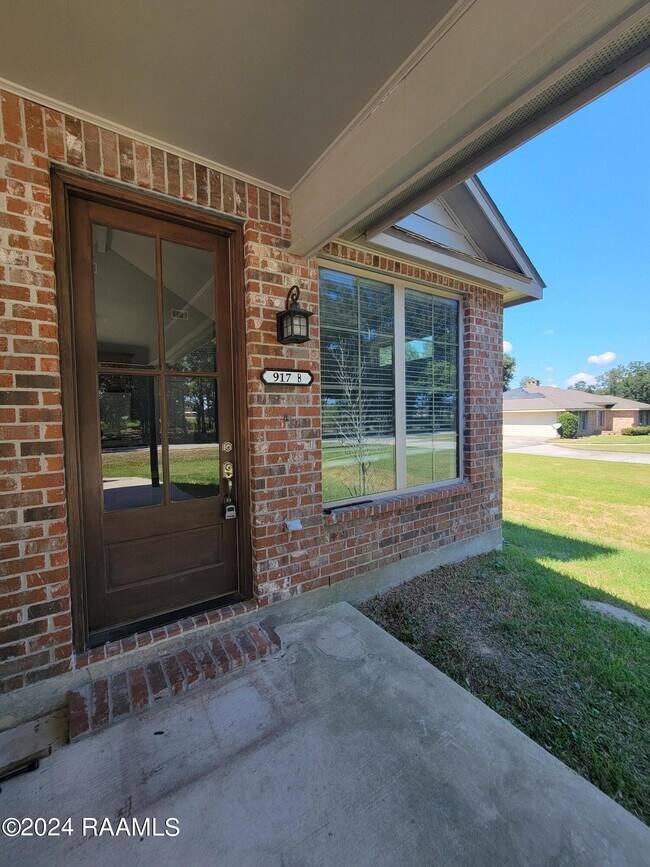 Building Photo - 917 W Broussard Rd