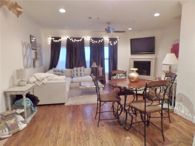 Building Photo - 3230 Daniel Ave