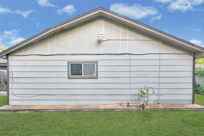 Building Photo - 7223 Lakewood Dr